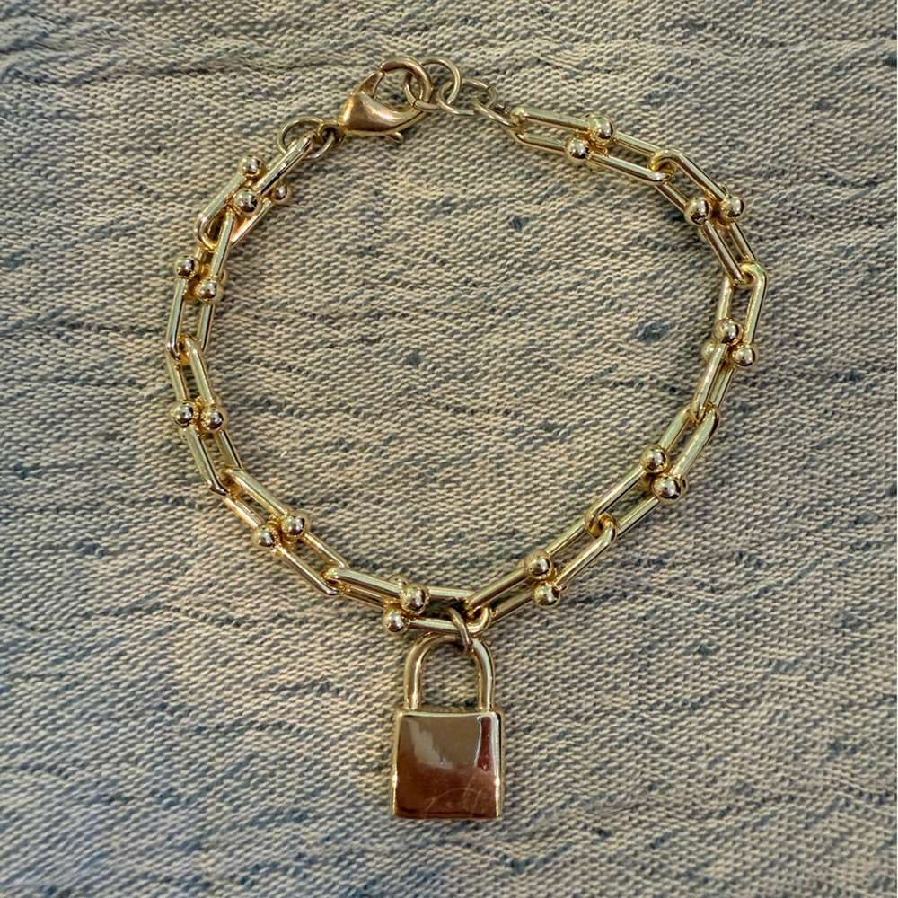 Elegant Gold Chain Bracelet